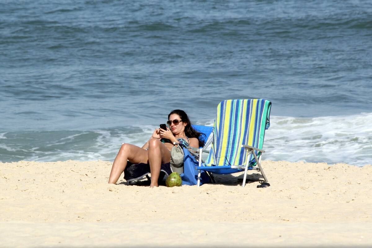 Patrícia Poeta tira o dia para reforçar o bronzeado em praia do Rio