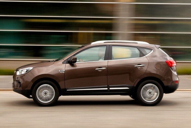 O conjunto mecânico traz motor 2.0 16V JetFlex com cabeçote em alumínio, comando variável de
válvulas na admissão (VVT) e potência de até 160
c a 6.000 rpm, com etanol. Já o bom torque de 20,6
kgfm é despejado a partir dos 3.000 giros
