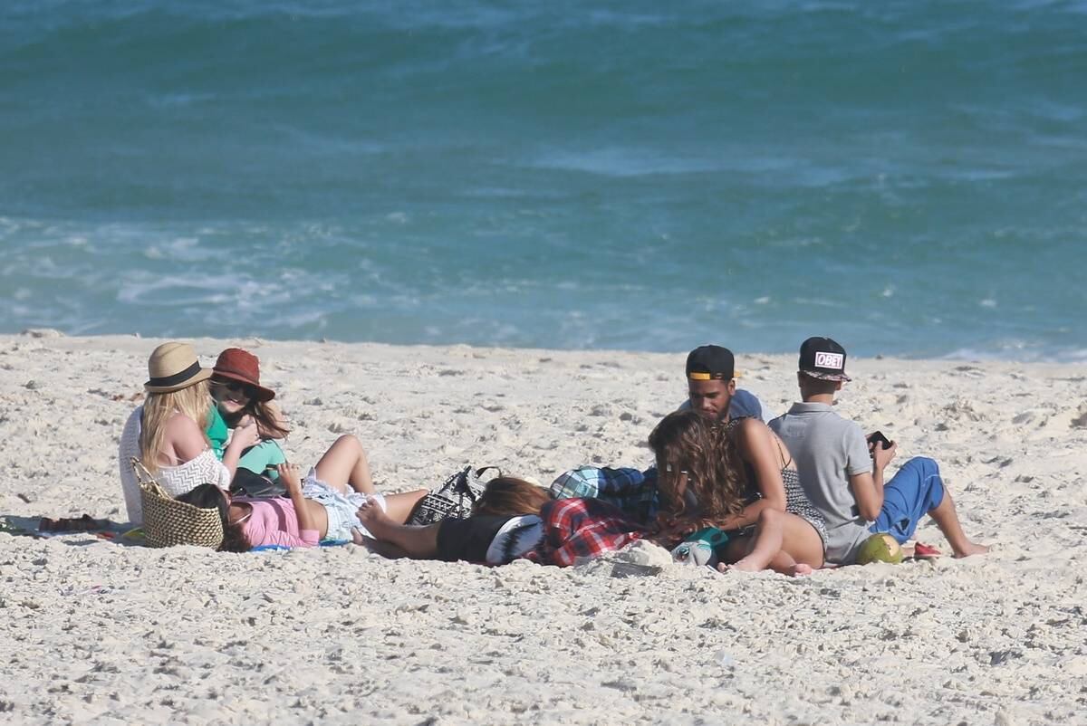 Bruna Marquezine relaxa em praia com amigos 