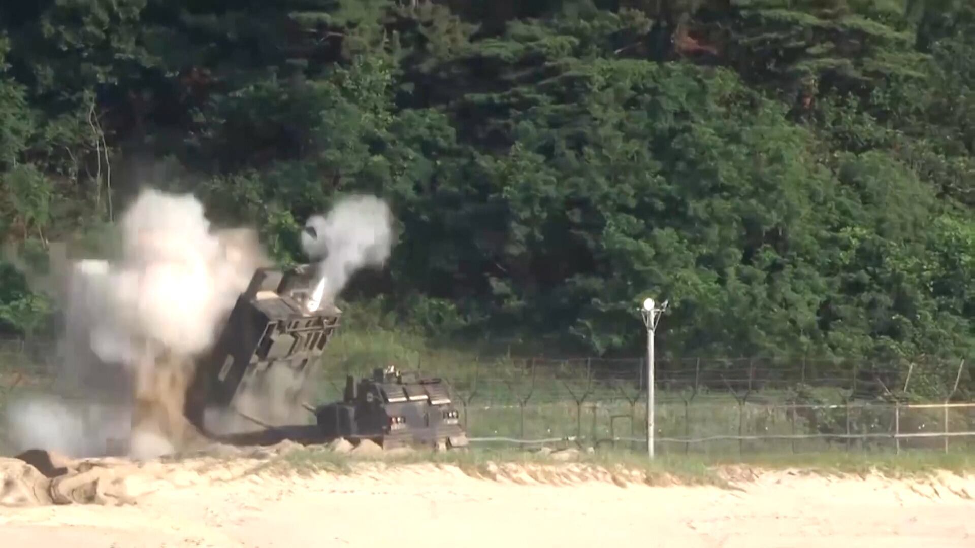 Trump tenta equilibrar apoio à Ucrânia com vontade de sua base eleitoral, avalia professor