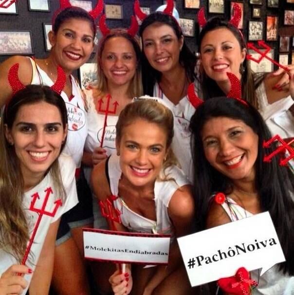 Atriz posou com amigas fantasiadas de diabinhas 