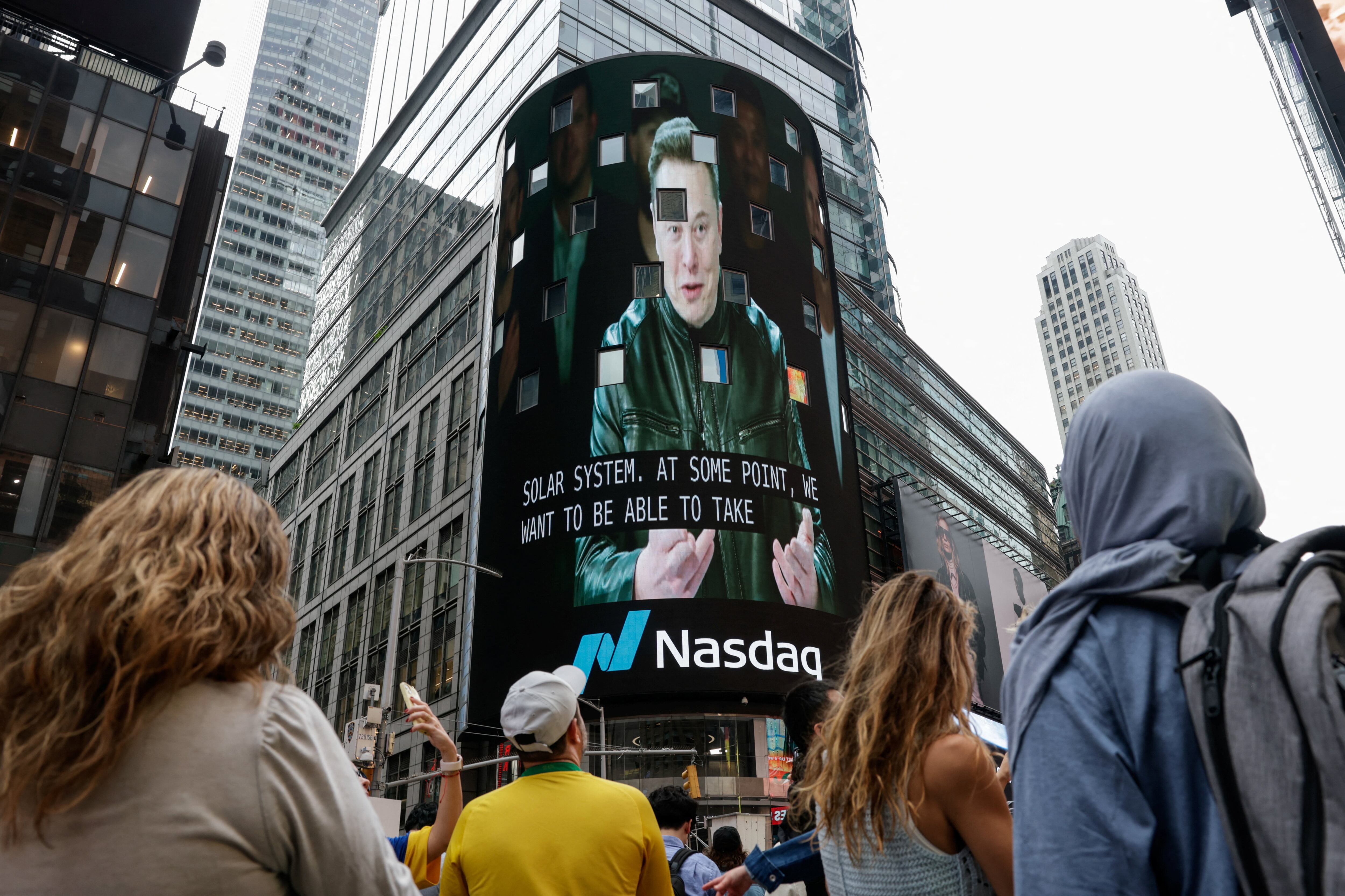 Telão mostra Elon Musk, da SpaceX, no dia do IPO da empresa na bolsa de Nova York