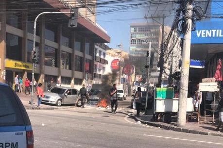Manifestantes atearam fogo na via para interromper o trânsito