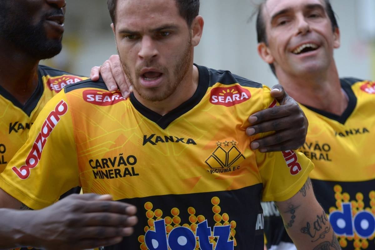Silvinho comemora o gol da vitória no clássico