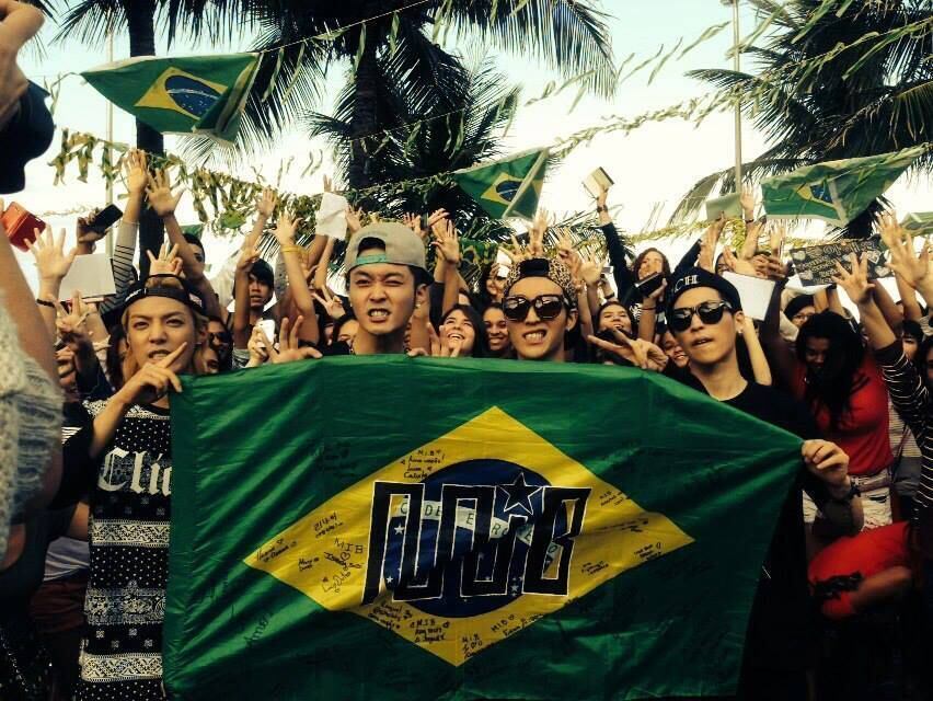 Membros da M.I.B rodeados de fãs no Rio de Janeiro
