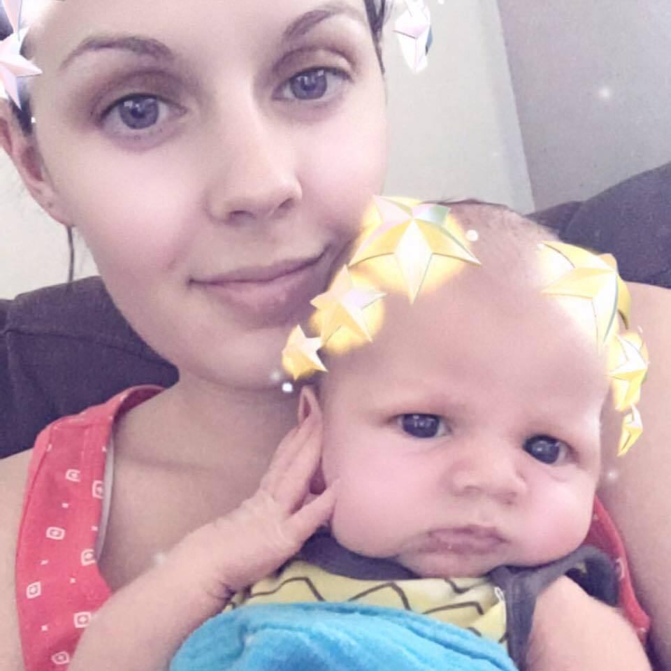 No
texto, ela conta que era seu desejo participar do nascimento do bebê. Porém, os
médicos e cirurgiões não podiam garantir a ação de Sarah, já que essa decisão
dependeria da segurança da cesárea
