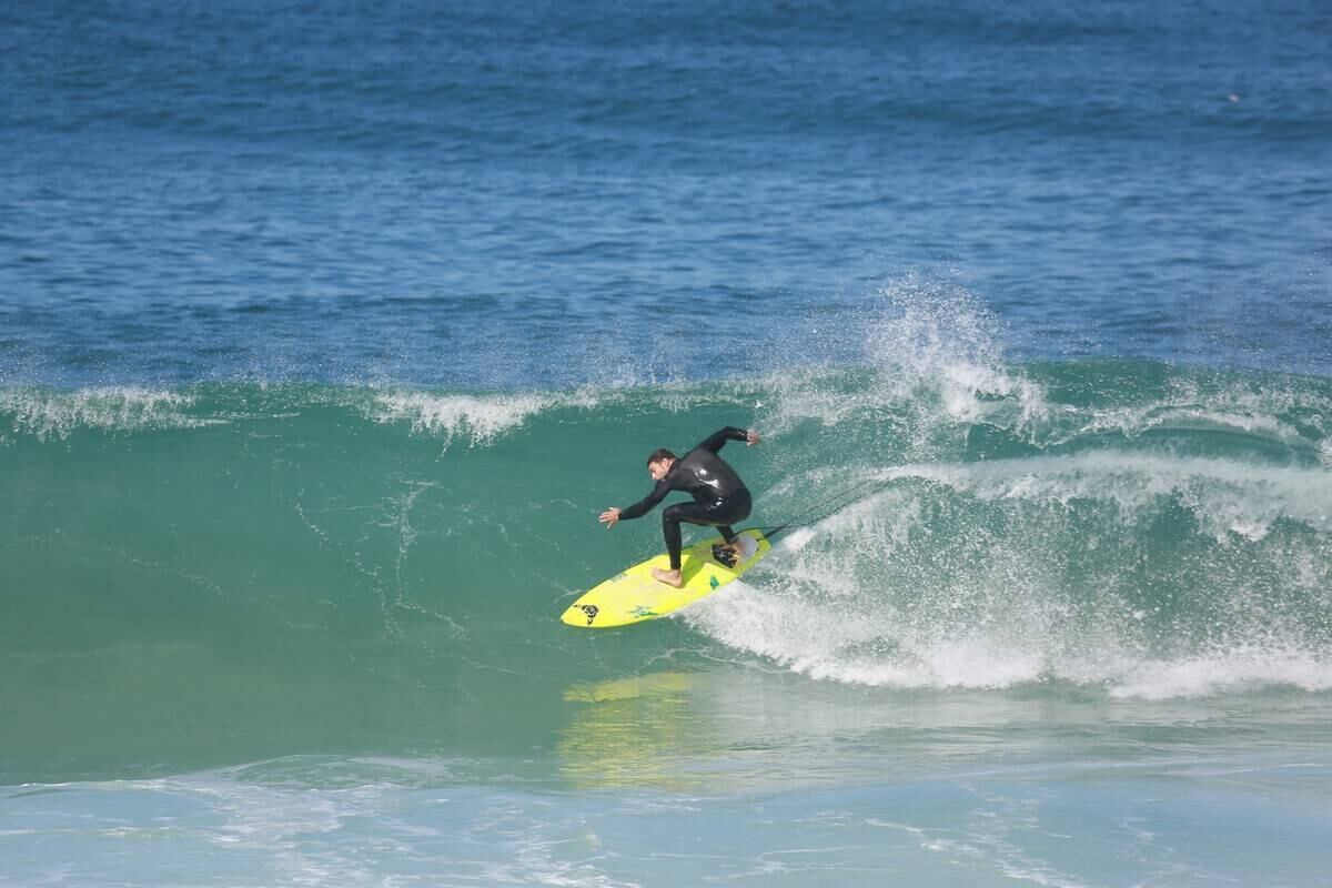 Cauã Reymond surfou no Recreio dos Bandeirantes nesta segunda-feira (21)