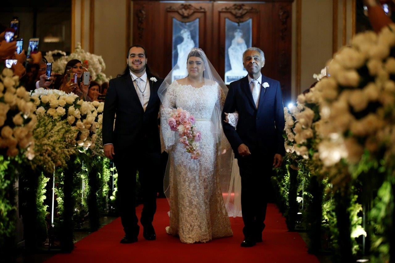 Francisco Müller, que é apenas seis anos mais novo do que o novo marido da mãe, ficou todo sorridente ao acompanhar Preta rumo ao altar