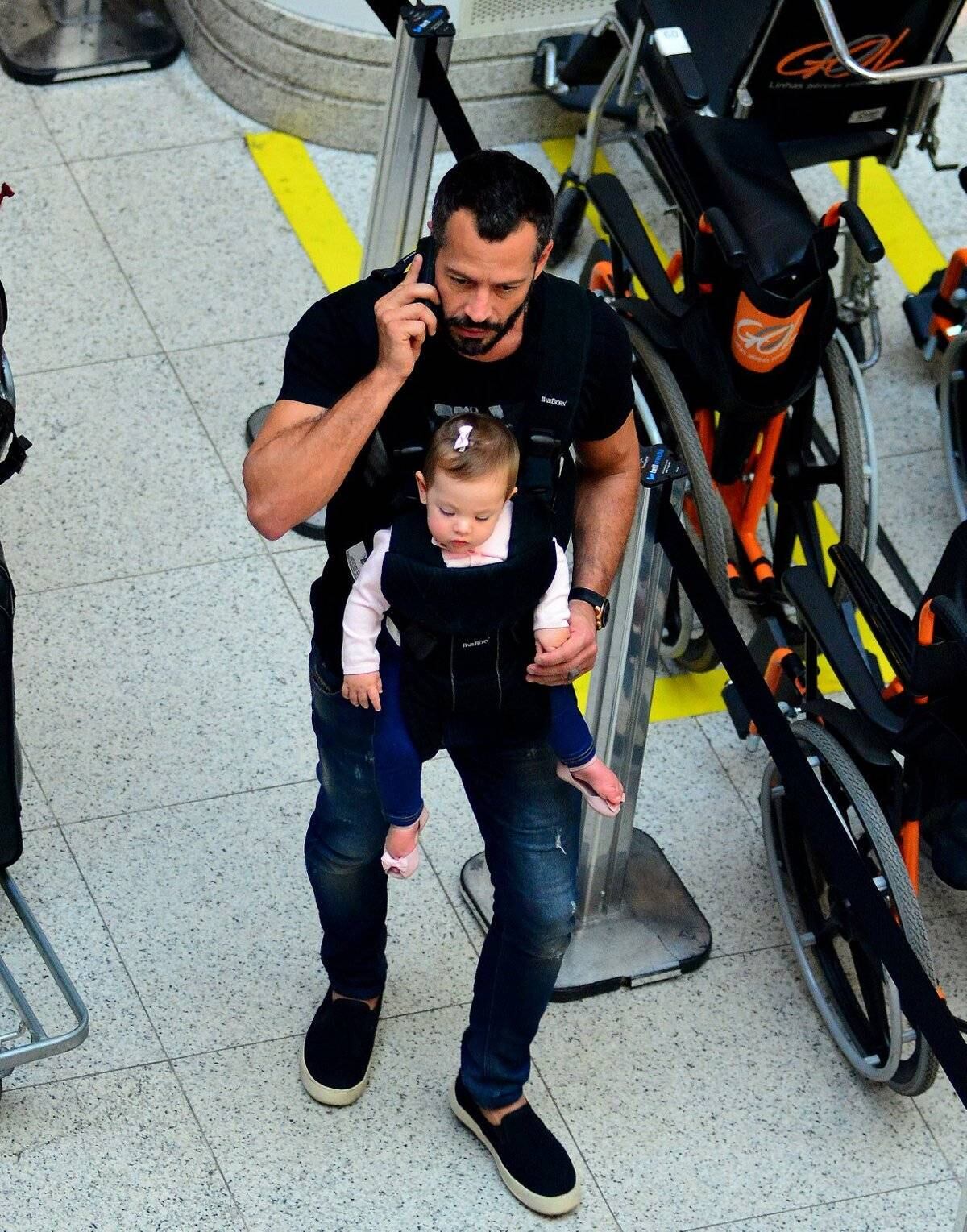 Malvino Salvador caminhando com Ayra pelo aeroporto