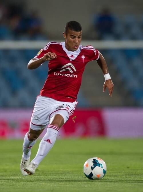 Nos últimos anos, o Barcelona formou um dos times mais importantes e vitoriosos da história, sob o comando de craques como Messi, Xavi, Iniesta e Puyol. No entanto, o time catalão já começa a se preparar para a formação de um novo ciclo e pretende contar com jovens jogadores para a próxima temporada. Entre os novinhos que devem despontar no Camp Nou em 2015 destaca-se o meia Rafinha, filho de Mazinho e irmão de Thiago Alcântara, do Bayern de Munique. O atleta de 21 anos pertence ao Barça, mas vem fazendo uma ótima temporada pelo Celta de Vigo. Ao contrário do irmão, Rafinha optou por defender a seleção brasileira e é visto como um dos jogadores mais promissores da Europa