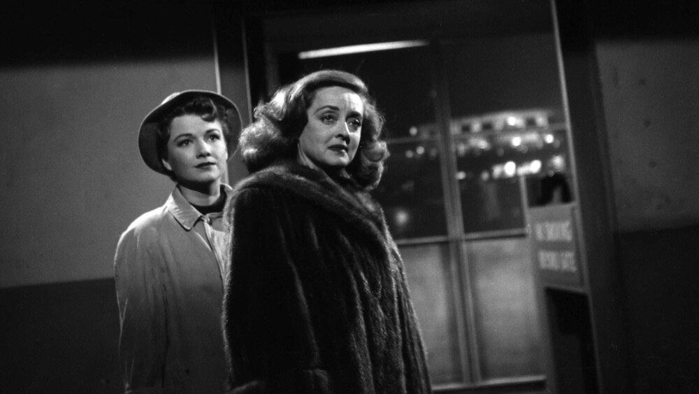 A Malvada (1950) - 14 indicações
O drama estrelado por Bette Davis e Anne Baxter foi o primeiro filme da história a conseguir 14 indicações ao Oscar. Depois dele, apenas outros dois filmes alcançaram a marca até hoje. A Malvada levou seis estatuetas, incluindo a de Melhor Filme. Na trama, Baxter interpreta Eve Harrington, fã que se infiltra no camarim da consagrada estrela Margo Channing, personagem de Davis. Aspirante a atriz, Eve parece querer usar Margo para alavancar sua carreira
