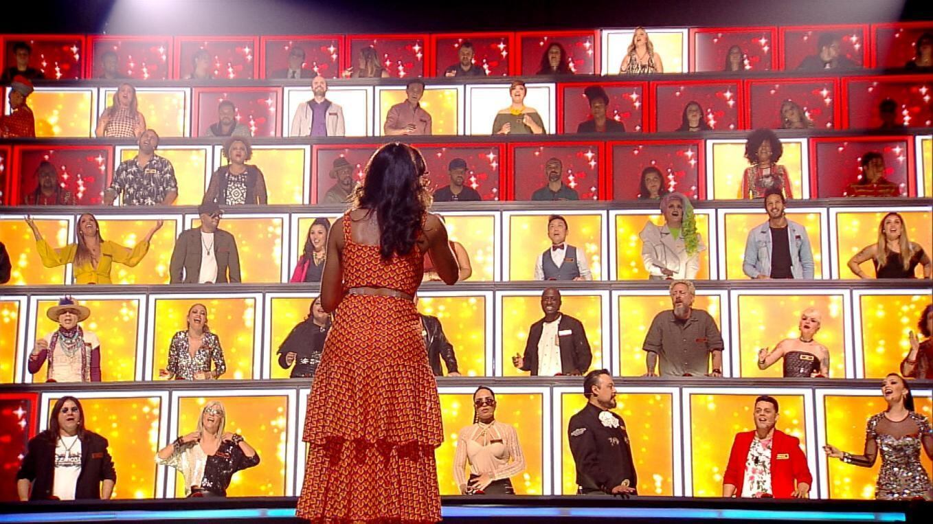 Candidata tenta convencer jurados do 'Canta Comigo'