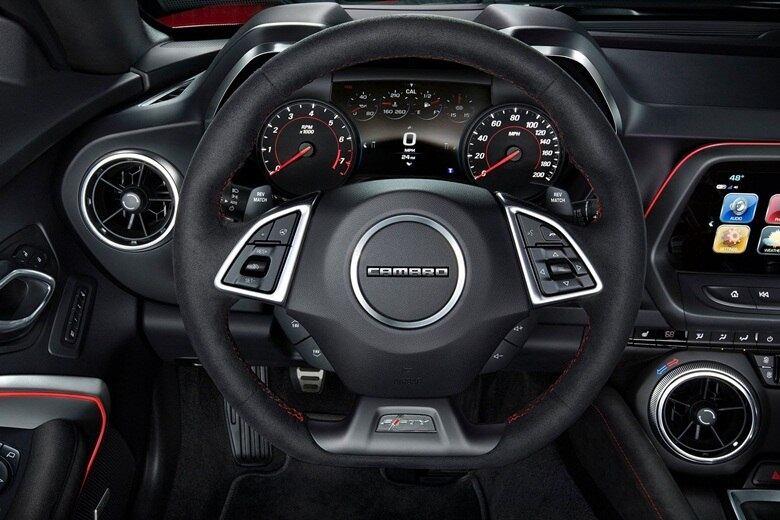 Por dentro, o modelo une certo requinte com muita esportividade, com estofado em Alcântara e couro
