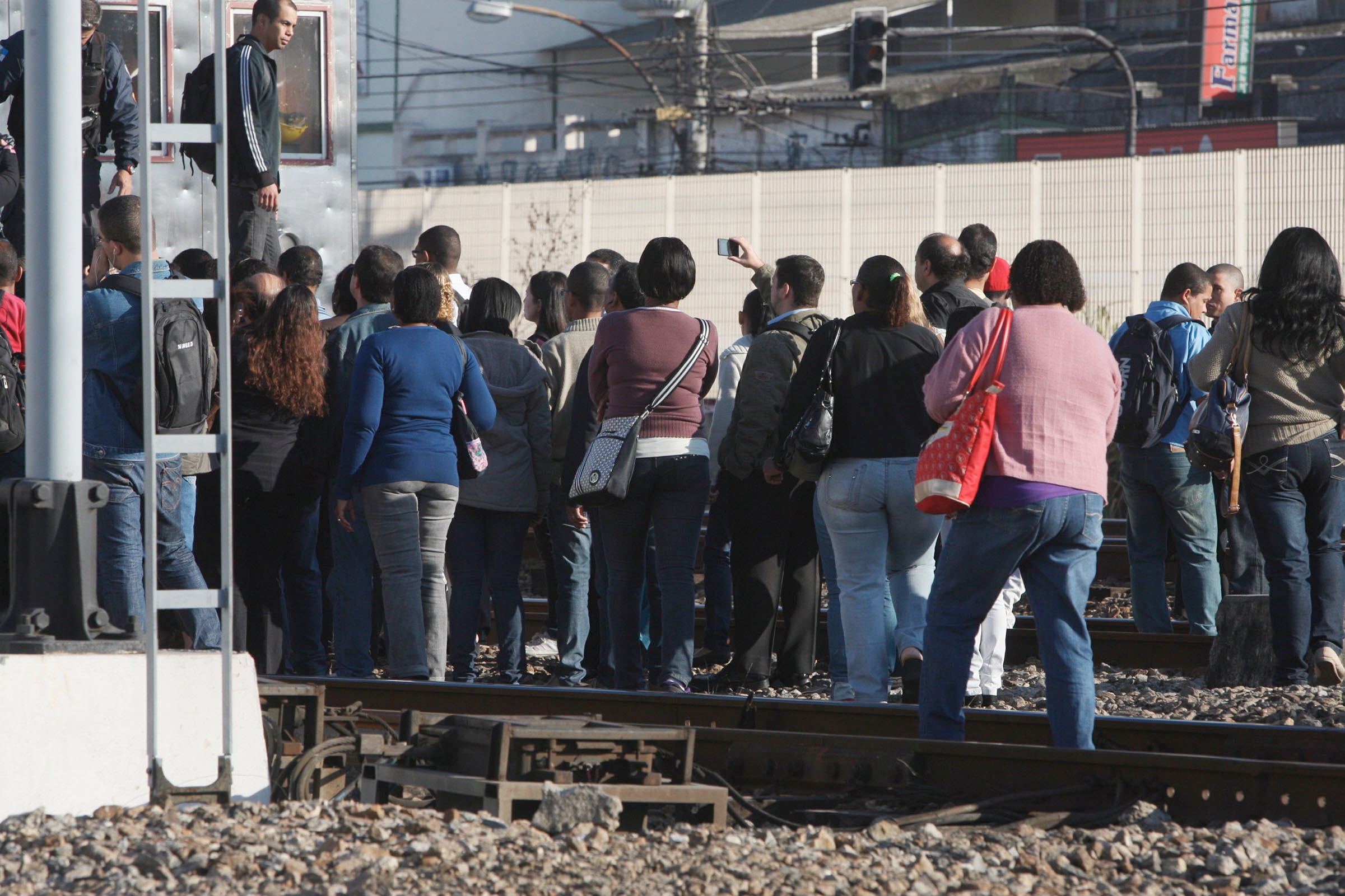 Mais passageiros caminham sobre trilhos. A circulação dos trens só foi normalizada as 11h50