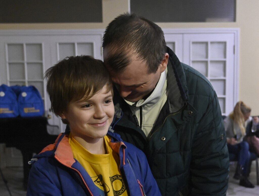 Esse pai de família conta que aceitou enviar os filhos a 'acampamentos de férias' mais ao sul, na Crimeia anexada, porque terríveis combates se anunciavam em Kherson, com a contraofensiva ucraniana. Os funcionários russos da escola na qual estudavam 'prometiam enviá-los durante uma semana ou duas', relata. 'Quando nos demos conta de que não deveríamos aceitar, já era tarde demais', continua. Ele diz que pôde falar com os três filhos por telefone durante esses longos meses de separação