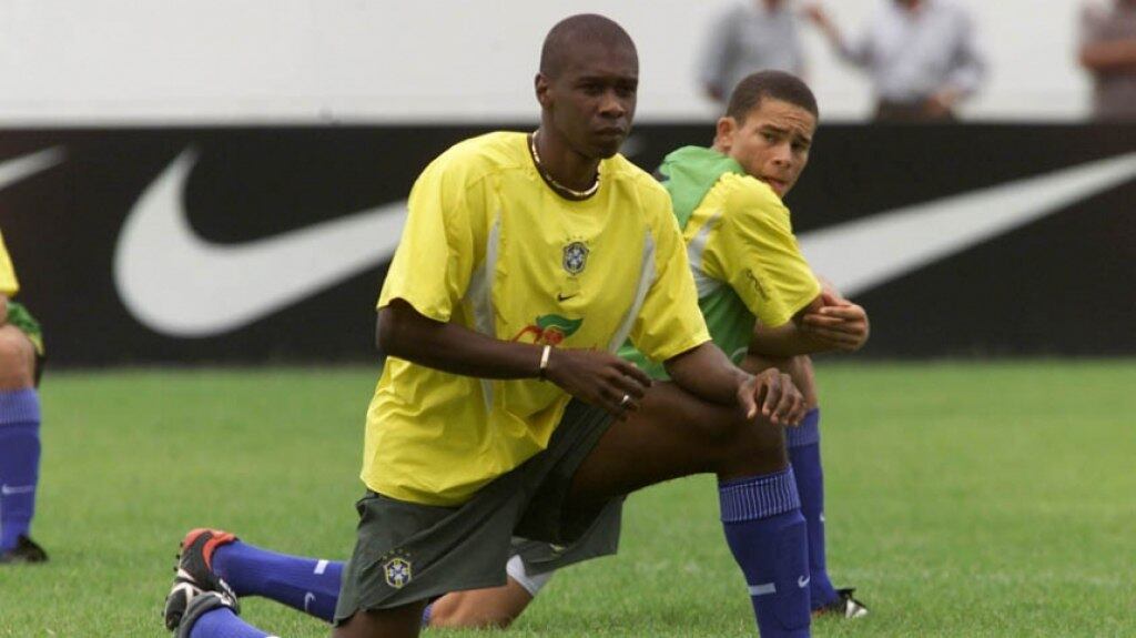 Juan completava a zaga. Na época, jogava no Bayer Levekusen.