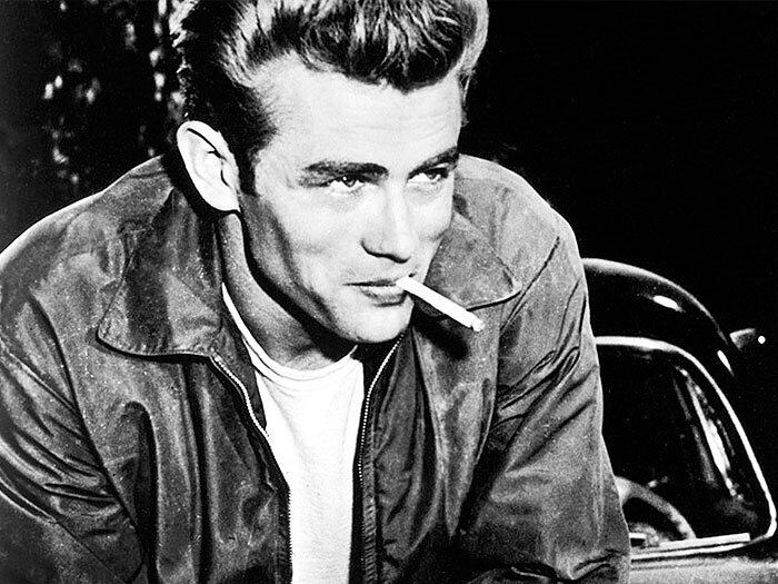 James Dean (1931 - 1955)

O ator James Dean morreu precocemente aos 24 anos em um trágico acidente de carro pouco antes do filmeJuventude Transviada estrear nos cinemas