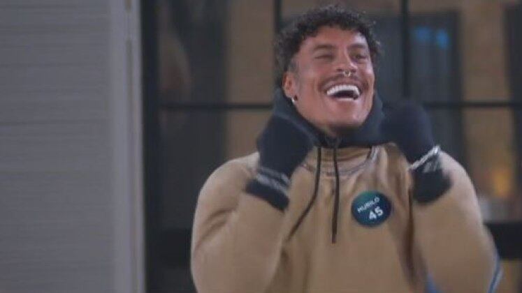 E logo na Vila, ele já teve uma grande conquista! Venceu a prova do Enigma do Tempo e ganhou a votação que escolheu o primeiro Vileiro confirmado na Mansão. A notícia dada ao vivo por Mariana Rios fez com que o modelo não escondesse sua empolgação: "Vamos lá dar um show", disse