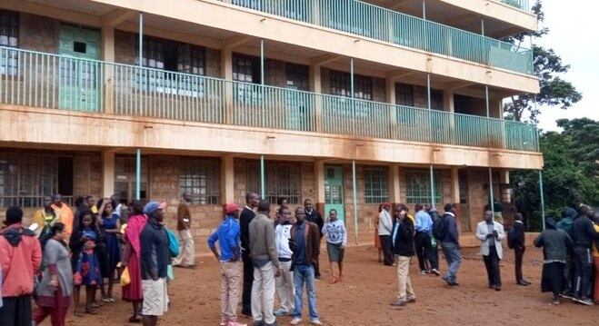 Pais de alunos se concentram diante da escola onde aconteceu a tragédia