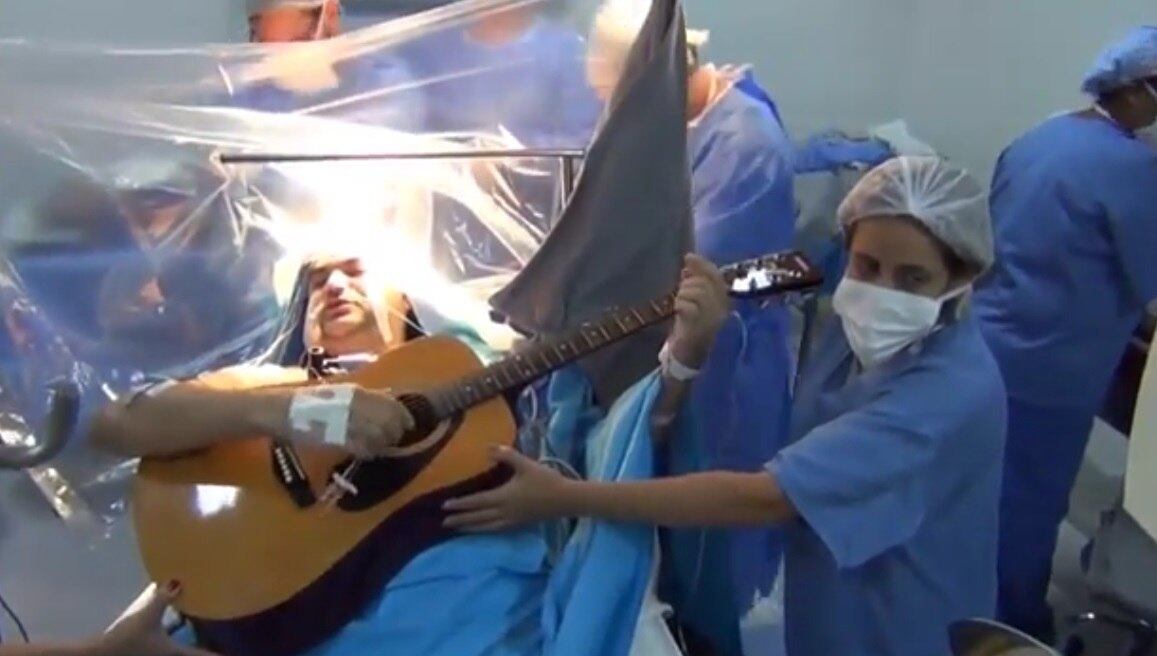 Um homem tocou violão enquanto passava por uma cirurgia no
cérebro, em Santos, no litoral de São Paulo, para que os médicos pudessem
observar as alterações nas funções cerebrais dele, segundo o jornal britânico Daily Mail