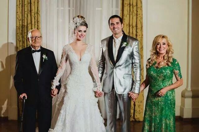 Na primeira tentativa de entrevista com Regina Dirce Lorback, a mãe do cantor Latino, ela explicou que não poderia atender a reportagem porque não perde a novela Os Dez Mandamentos por nada: "Me liga amanhã, meu filho, que eu te conto tudo". Liguei e entendi porquê é preciso reservar um horário com a simpática senhora: ela tem um bom papo e prende o interlocutor por horas em histórias sobre a vida e a relação com o filho famoso

Acesse o R7 Play e assista gratuitamente à programação da Record quando quiser
