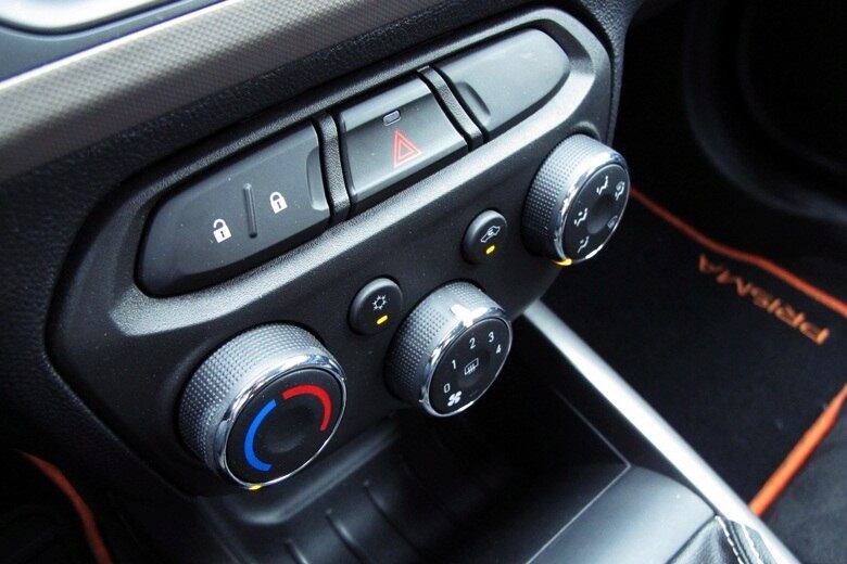 Sistema de ar-condicionado é modesto, com tem comandos atraentes e bem localizados. Acionamento das travas também oferece ótimo acesso, centralizado no meio do console — ao lado do pisca-alerta

Confira o teste completo do Chevrolet Prisma LTZ

VEJA TAMBÉM

> Jaguar e Land Rover levam suas máquinas para correr em Interlagos

> Utilitário chinês Lifan X60 chega "completão" ao Brasil por R$ 52.777

> Teste: Rápido e divertido, Citroën DS3 sofre mesmo é com a concorrência

> Os carros mais vendidos do Brasil de todos os tempos

Quer saber tudo sobre carros? Acesse R7.com/carros