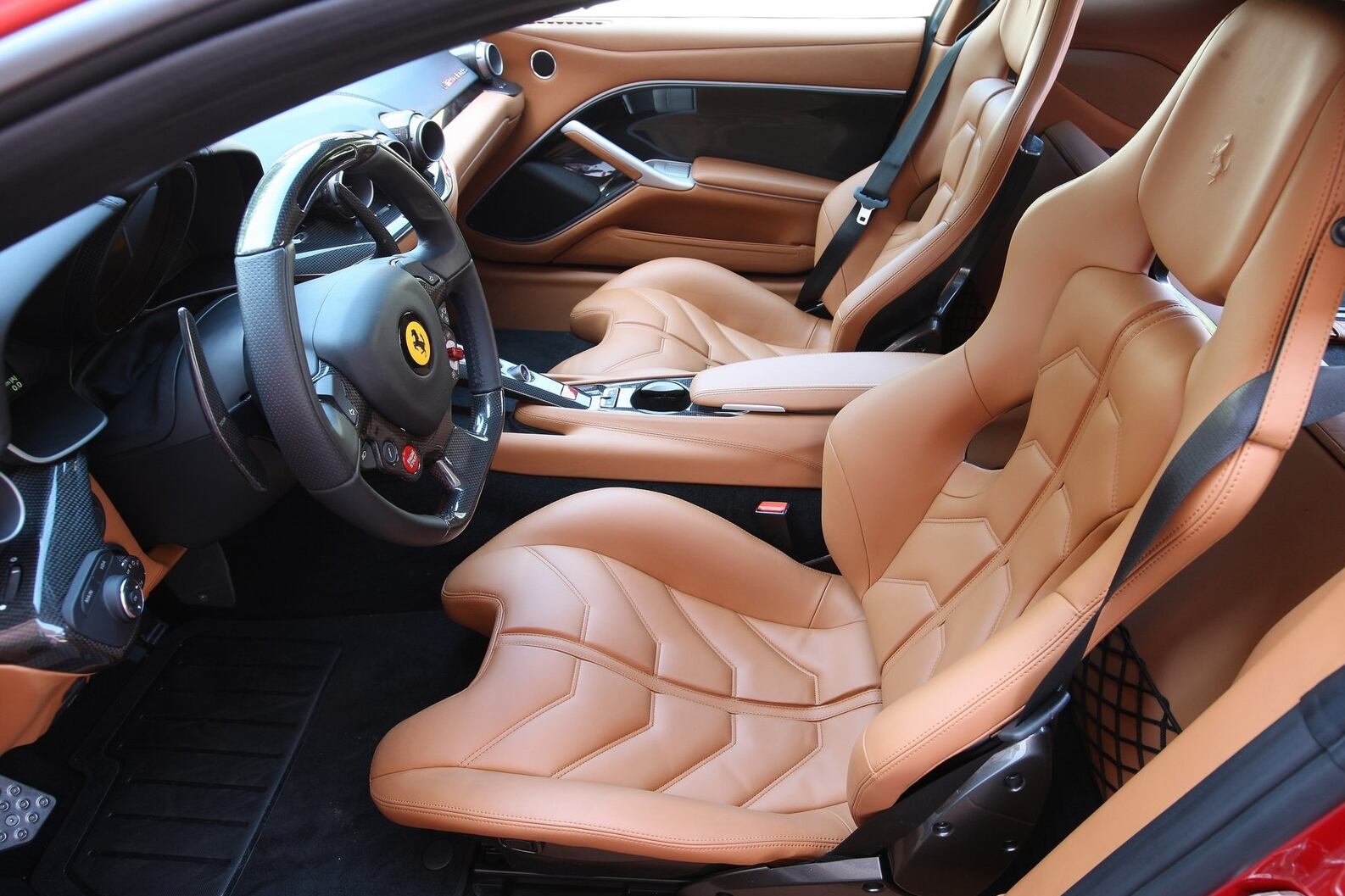 Os bancos são do tipo "concha" e podem ser customizados de acordo com o cliente

Quer ler mais notícias? Acesse r7.com/carros
