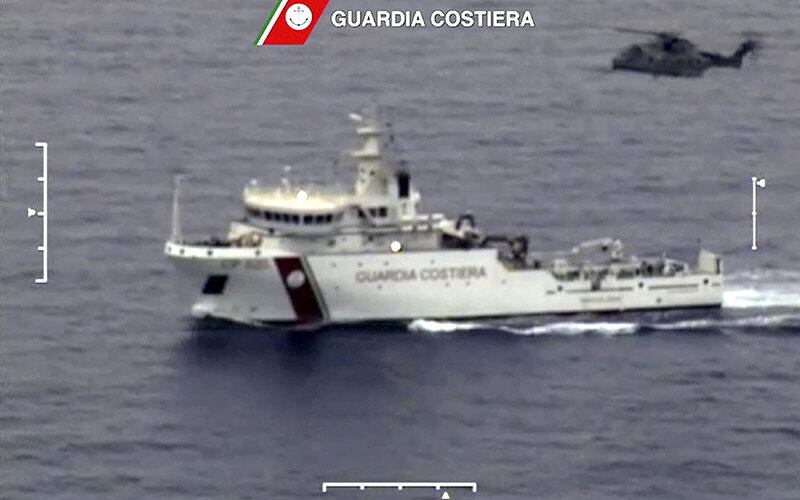 Equipes da Guarda Costeira "trabalham sem descanso" para encontrar sobreviventes