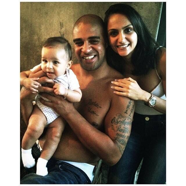 A estudante Renata Fontes teve uma filha com Adriano, a pequena Lara que nasceu em janeiro de 2014. O casal ficou junto por pouco tempo, o que fez que a morena entrasse para a lista de conquistas do Imperador 