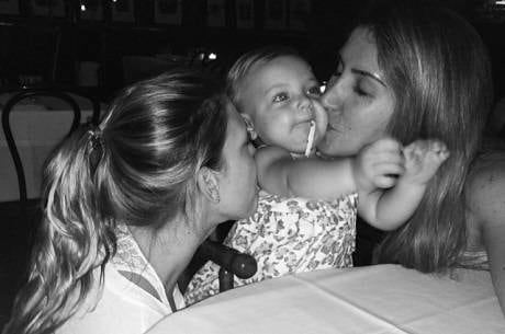 Sheila Mello mima a filhota e divulga foto no Instagram