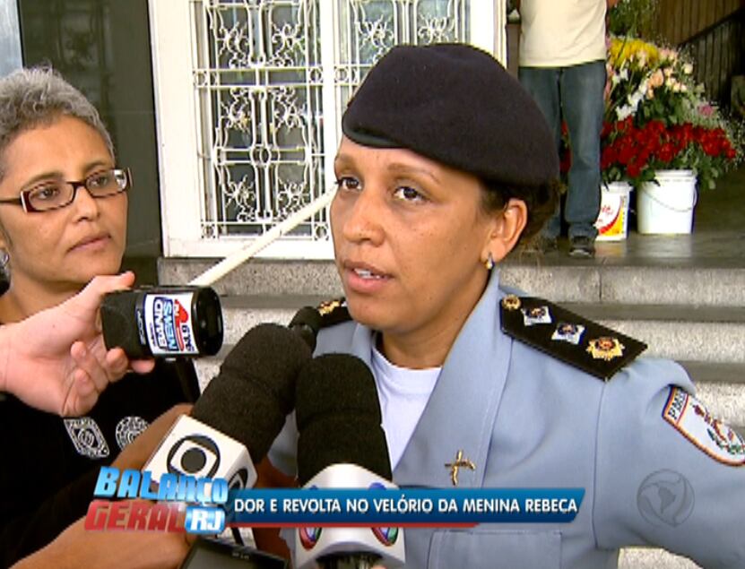 A comandante da UPP (Unidade de Polícia Pacificadora) da Rocinha, major Priscila Azevedo, disse nesta segunda (30) acreditar que a morte de Rebeca Santos, de nove anos, na comunidade foi planejada.— A gente chega à conclusão de que é uma mente criminosa, uma mente doentia, que foi algo planejado porque, apesar da proximidade, ele [suspeito] levou a criança para um lugar que vários moradores, com os quais conversei, desconheciam. Então, a gente começa a ver que foi uma coisa articulada, uma coisa planejada
