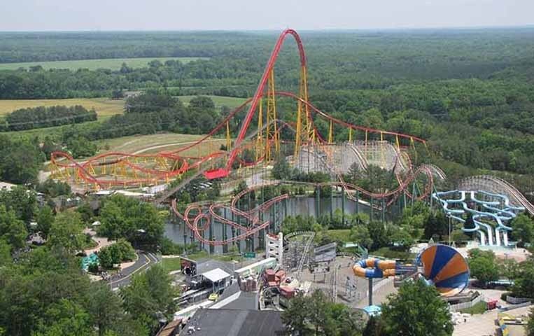Intimidator 305 - EUA - Fica no parque Kings Dominion, em Doswell, na Virginia.
