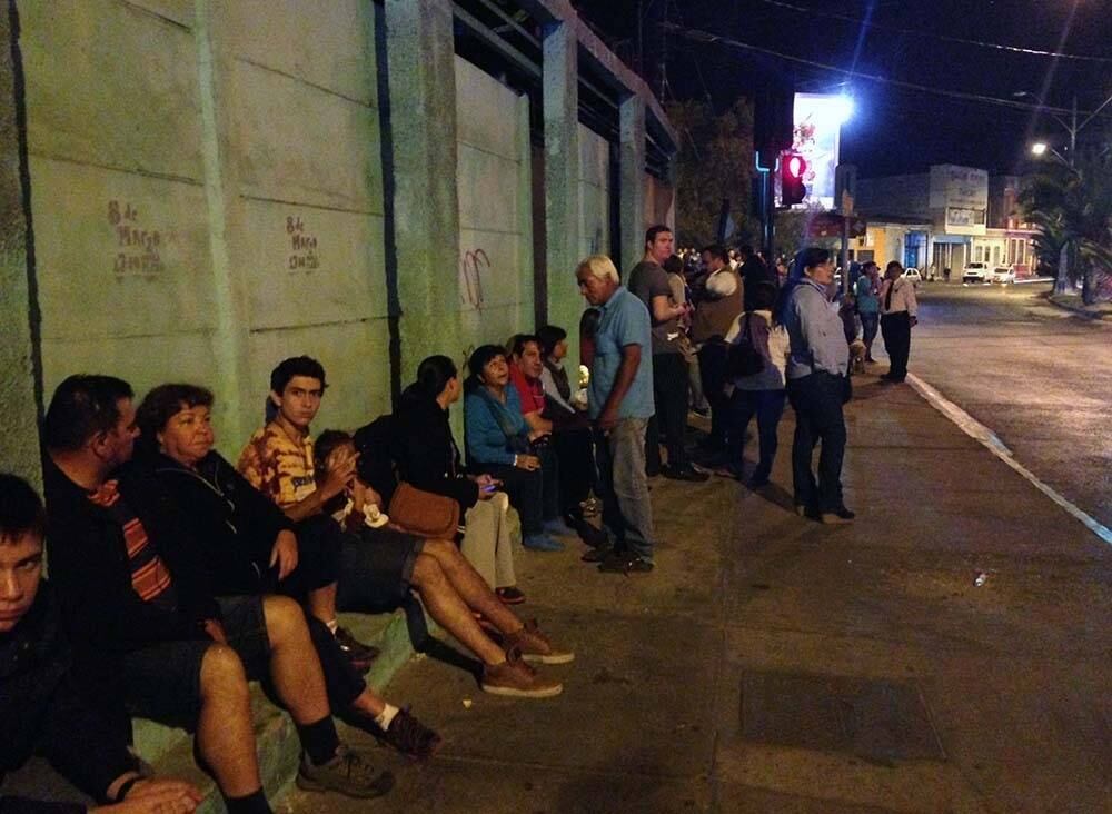 Em Antofagasta, população aguarda na rua