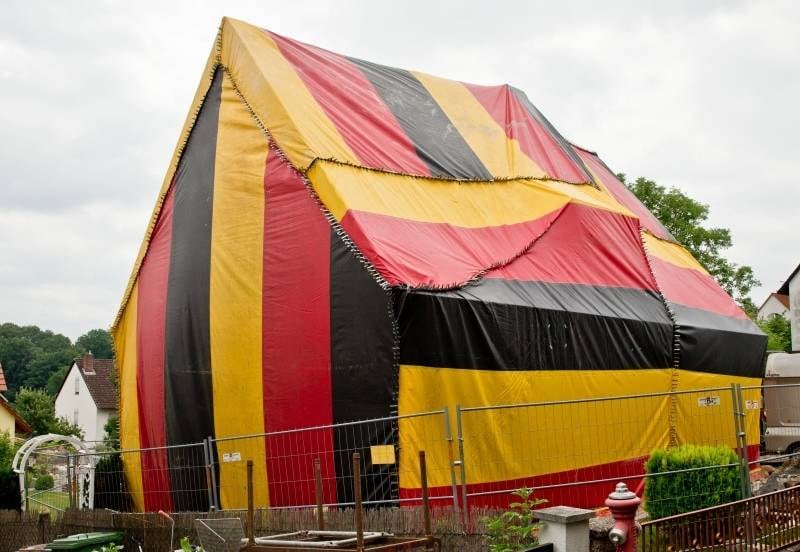 

Em Rosstal, Alemanha, um
torcedor ainda foi além: ele “embalou” sua casa com uma bandeira gigante da
seleção de seu coração

