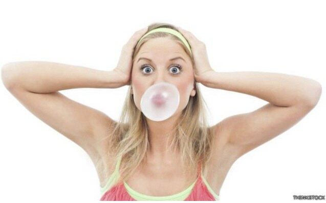 Ela passou por fisioterapia durante seis meses, mas a
situação era mais complicada do que os médicos esperavam, e ela terá de passar
por cirurgia, para que as placas de alumínio sejam colocadas. 

— Eles vão ter q tirar a pele do meu rosto para fazer o
procedimento. É uma cirurgia perigosa e eu estou com medo, mas não tenho outra
opção