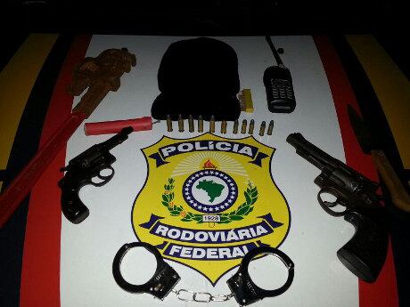 Além de armas, foram encontrados touca ninja, algema e rádio