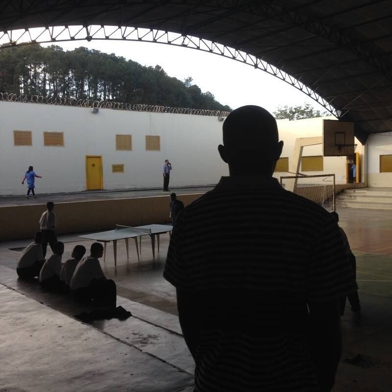 Desde o dia 24 de junho a rotina de N*, 19 anos, mudou. Interno
da Fundação Casa, o garoto deixa o Centro Ipê, na Raposo Tavares, Grande São
Paulo, de segunda a sexta-feira. Das 7h às 16h30 o uniforme de moletom azul
escuro e camiseta branca com emblema da Fundação são substituídos por uma calça
jeans, camiseta polo e mochila. O sapato sem cadarço que todos os adolescentes
usam dá lugar a um tênis preto moderno com detalhes em verde limão.



Por algumas horas, N se afasta da realidade que tem vivido nos
últimos dois anos e faz viagem, acompanhando de um agente da entidade, até a
Câmara de São Paulo, no centro da cidade. Lá, toma café da manhã e inicia seu
estágio na cozinha da Casa. Além do salário de R$ 906 por mês, N tem a
oportunidade de aperfeiçoar seus conhecimentos na cozinha – o jovem já fez
cursos de culinária na Fundação – e vislumbrar outras possibilidades para seu
futuro.
 


— Estou me adaptando aos setores. Cada semana a gente passa por um. Passei por
padaria, recepção e estou nas mesas, como garçom. Estou aprendendo um pouco de
cada setor. Gostei de todas as áreas, mas na padaria eu tive mais contato com
alimento, torta, pudim. Teve a parte da degustação e ficou tudo bom