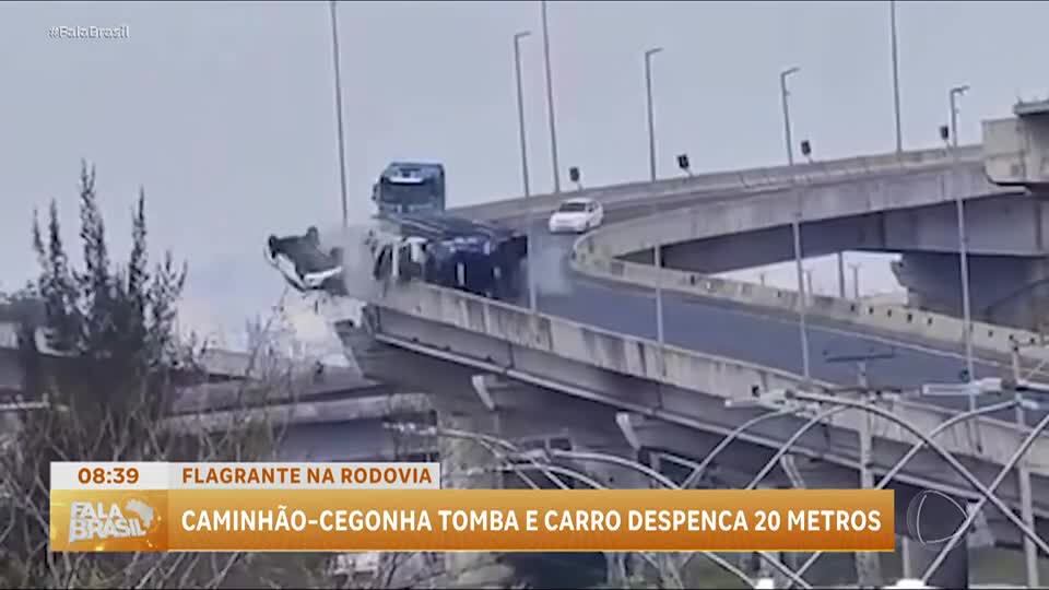 Caminhão-cegonha tomba em viaduto de Porto Alegre e derruba carro
