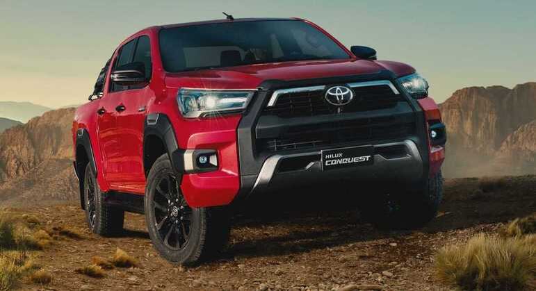 Toyota Hilux Conquest tem apliques escurecidos na grade dianteira