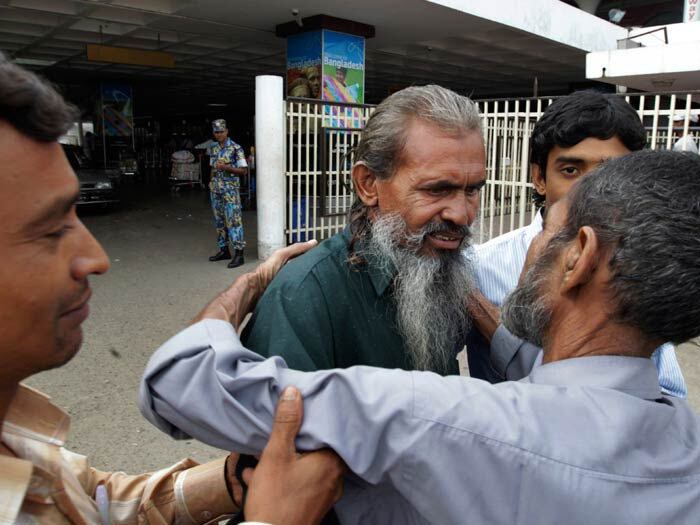 Moslemuddin Sarkar estava desaparecido havia 23 anos. Ele perdeu o contato com a família quando foi à Índia em busca de trabalho, em 1989.
Anos depois, em 1997, ele foi preso, quando tentava entrar no Paquistão ilegalmente.
Ele diz ter sofrido torturas durante os 15 anos em que passou na prisão e
conta que, até hoje, não entende por que foi mantido em cárcere por tanto
tempo.
No dia 29 de julho de 2012, Sarkar foi libertado com a ajuda da Cruz Vermelha e pôde reencontrar sua família
no dia seguinte
