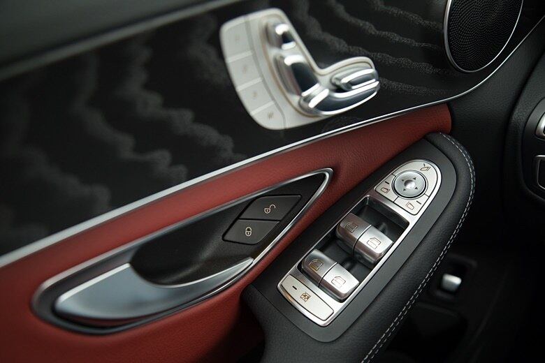 Como esperado em um sedã da categoria, além do excelente acabamento, há ajustes elétricos para os bancos