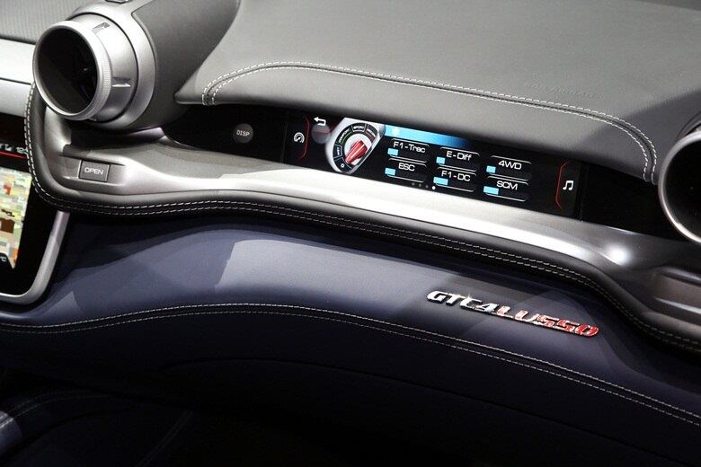 Também tem um visor pequeno do lado do passageiro, que exibe informações
como velocidade, marcha escolhida e regime do motor, deixando a viagem mais próxima do condutor