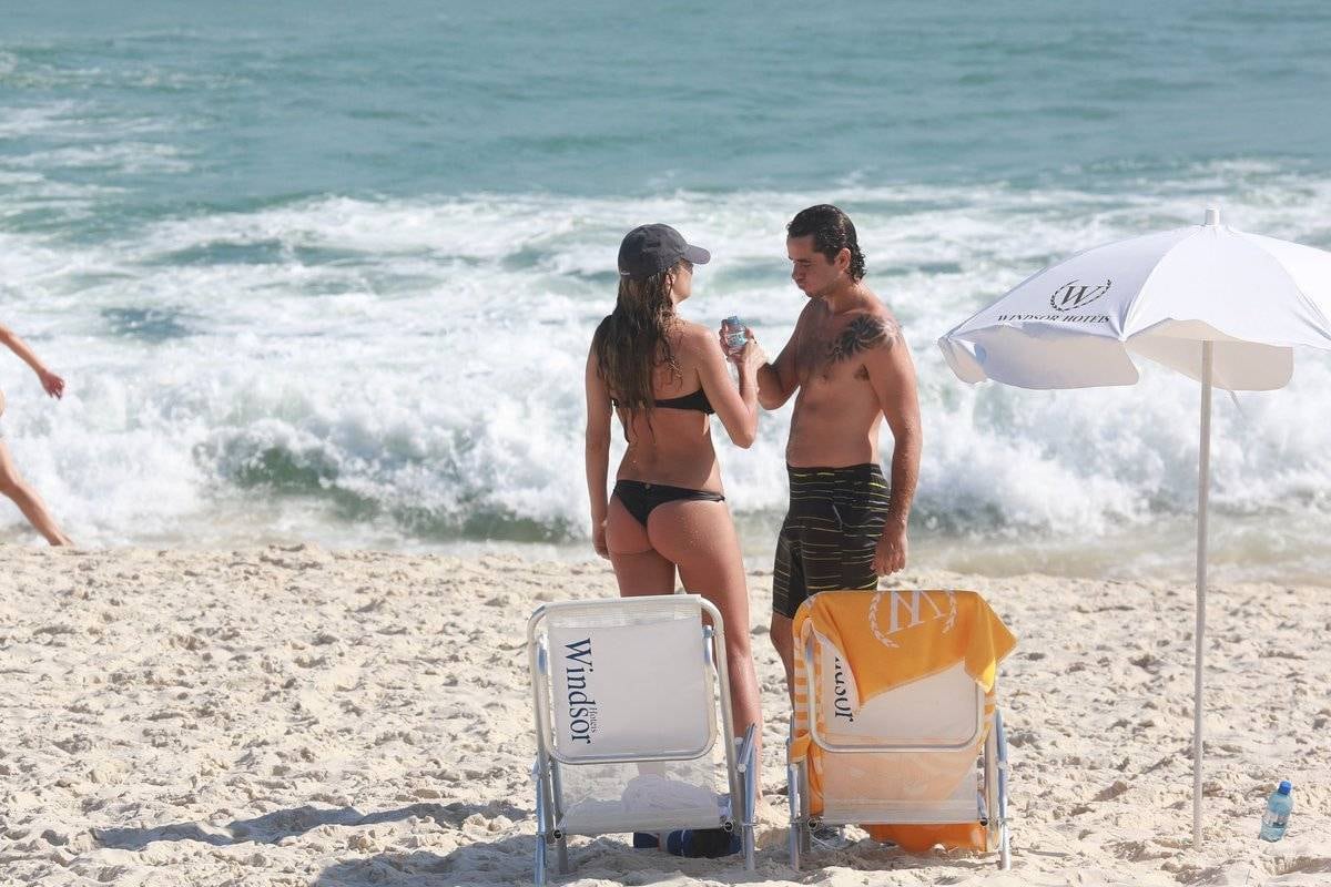 Rafa Brites e Felipe Andreoli curtem dia de sol em praia do Rio de Janeiro