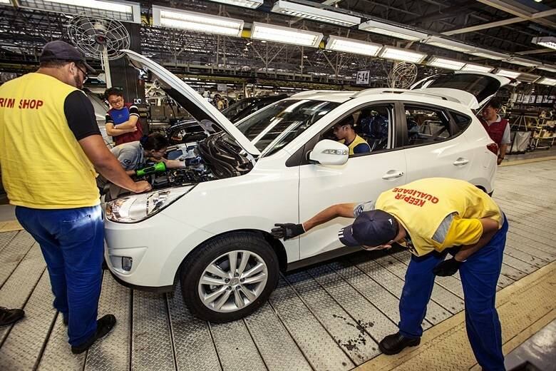 A linha da fábrica em Anápolis é modesta, porém bastante organizada. Há poucas esteiras, os carros ficam sobre trilhos em boa parte do processo. Há predominância de mão de obra humana. Mas toda a montagem é feita dentro dos padrões internacionais da Hyundai, incluindo os testes finais.

A linha produz cerca de 140 unidades/dia, sendo 90 unidades do ix35 e as 50 restantes do Tucson. As chapas vem prontas da Coreia do Sul e a unidade faz a montagem/soldagem, pintura e acabamento — além dos testes

Saiba tudo sobre carros! Acesse R7.com/carros