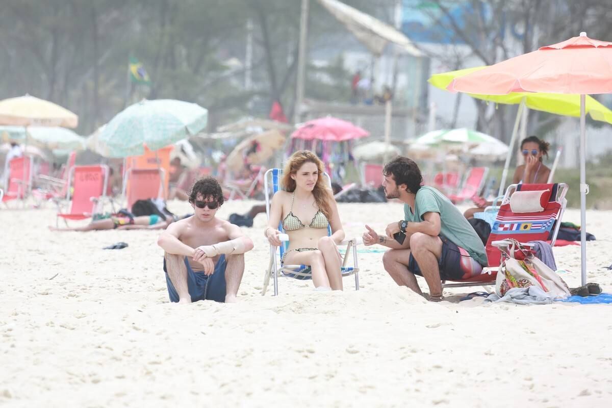 Isabelle Drummond e Jayme Matarazzo durante gravação de novela, na praia carioca do Recreio dos Bandeirantes, nesta quarta-feira (10)