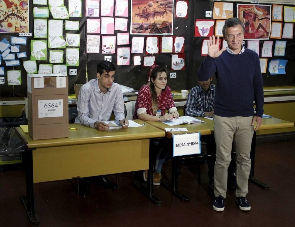 Seu rival mais próximo é Mauricio Macri (foto), prefeito conservador de Buenos Aires, que promete agir rapidamente para abrir a terceira maior economia da América Latina, mas é visto por muitos como favorável aos ricos.
Para ganhar neste domingo, Scioli precisa de 45% dos votos, ou 40% se conseguir uma vantagem de dez pontos percentuais sobre seu rival mais próximo. As pesquisas mostram que ele tem cerca de 40%, com Macri se aproximando dos 30%