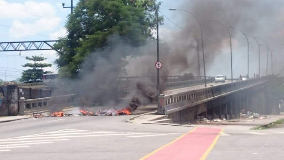 Manifestantes montaram barricadas no viaduto de Bangu