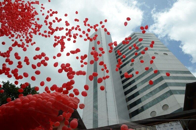 Céu de SP se enche de bexigas em homenagem ao Dia Mundial de Luta contra a Aids