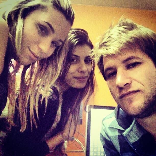 Em outro registro, ela posa com um dos vencedores. Será que Diego Alemão deu dicas para a bela?