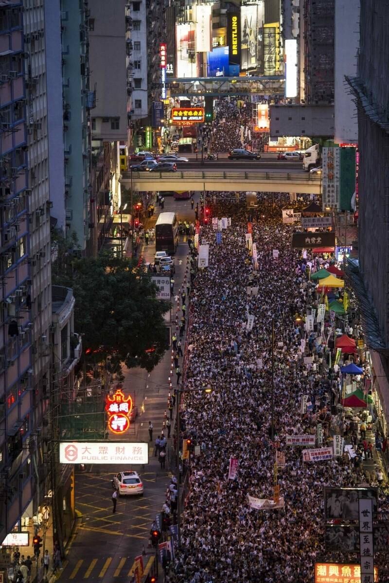 Centenas
de milhares de pessoas se manifestaram nesta terça-feira em Hong Kong para
exigir plena liberdade democrática para a ilha e menos intervenção do governo
da China em assuntos políticos, aproveitando o 17° aniversário do retorno da
ex-colônia britânica à soberania chinesa. A Frente dos Direitos Humanos Civis, organizadora da marcha, estima uma
participação de meio milhão de pessoas